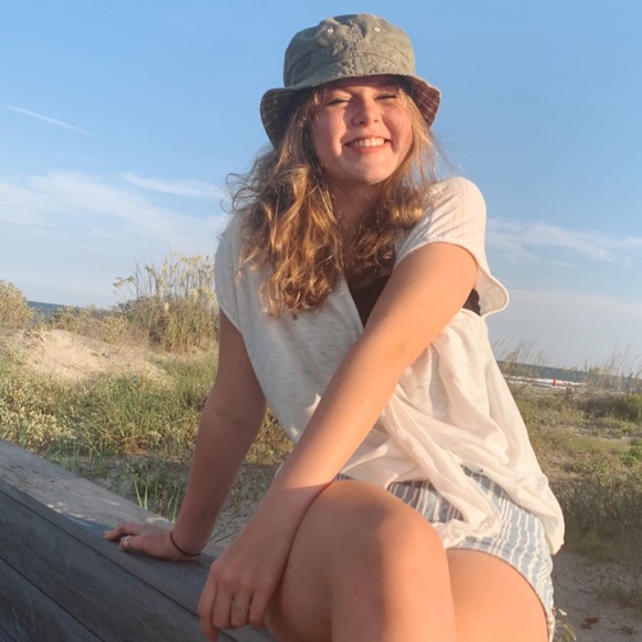 Meet your Posher, Caroline - Picture 2 of 2